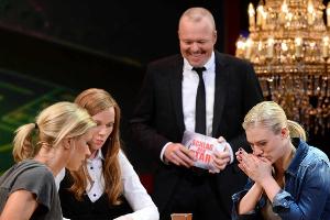 Dschungel-Queen Larissa Marolt überlässt ihrer Konkurrentin Annica Hansen beim Spiel "Augen zählen" kampflos das Feld