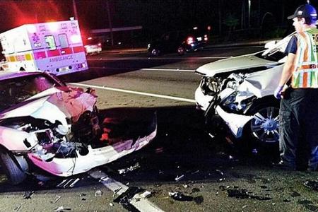 Die völlig zerstörten Fahrzeuge nach dem Unfall