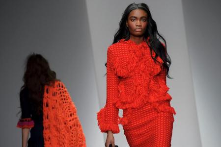 Der Herbst wird leuchtend rot