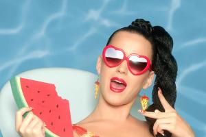 Auch Katy Perry trägt im Musik-Video zu "This is how we do" eine Sonnenbrille In Herzchenform