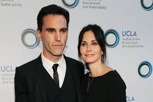 Courteney Cox und Johnny McDaid auf dem roten Teppich