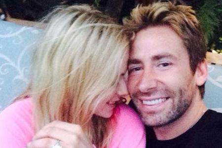 Avril Lavigne präsentiert ihr Geschenk zum Hochzeitsag