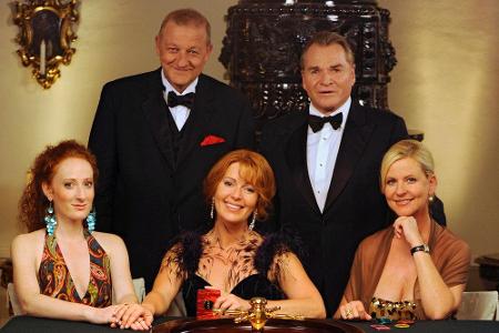 Graf Emanuel (Fritz Wepper, hinten re.) mit seinen 