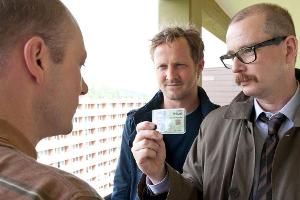 Kappl (Maximilian Brückner) und Deininger (Gregor Weber) bei einem Tatverdächtigen in "Tatort: Verschleppt"