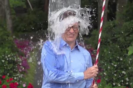 Tapfer: Bill Gates kippt sich für den guten Zweck Eiswasser über den Kopf