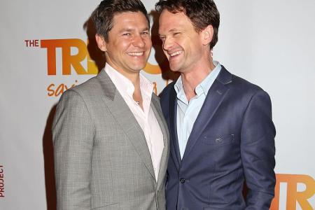 David Burtka (links) und Neil Patrick Harris zusammen auf dem roten Teppich