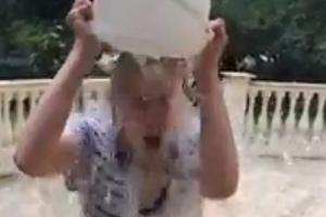 Larissa Marolt und die Eisdusche