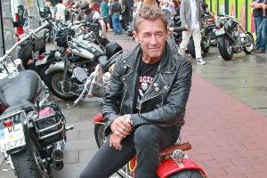 Ob Peter Maffay mit diesem heißen Ofen das Ferne sucht?