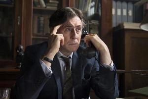 Der schwermütige Pathologe Quirke (G. Byrne) hat ein Faible für ungelöste Mordfälle