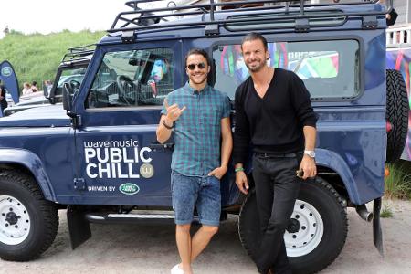 Die beiden Schauspieler Kostja Ullmann (links) und Stephan Luca genossen den Tag in St. Peter Ording