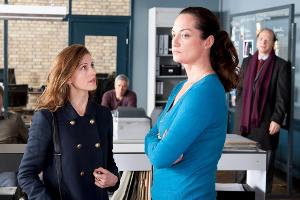 "Unter anderen Umständen": Frau Ullmann (Judith Rosmair) möchte zu ihrem ermordeten Mann aussagen. Jana Winter (Natalie Wörn...