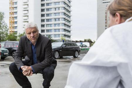 Kriminalhauptkommissar Leitmayr betrachtet zusammen mit der Spurensicherung den Fundort der Leiche