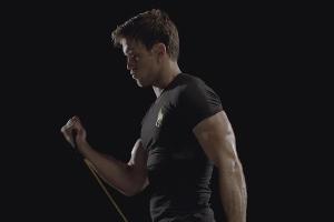 Enganliegend und ganz in Schwarz: Das "Polo Tech Shirt"