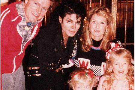 Die Hilton-Familie posiert zusammen mit Michael Jackson für ein Foto