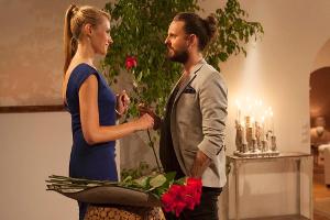 Nachdem er Anna im Einzeldate von sich überzeugt hat, bekommt Friseur Tim eine Rose überreicht