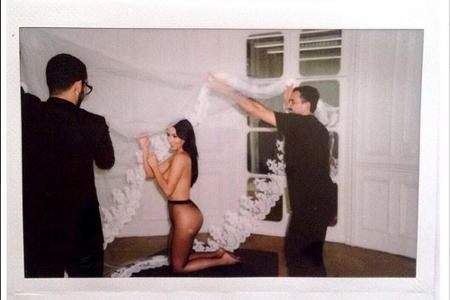 Kim Kardashian war bei der Anprobe ihres Brautkleids nur mit einer Strumpfhose bekleidet