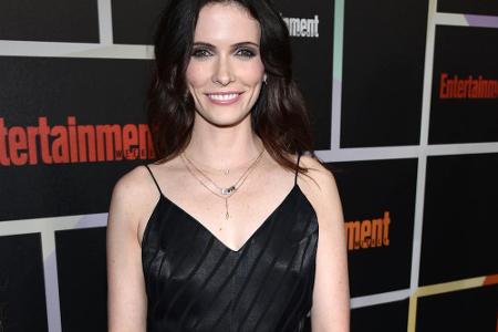 Bitsie Tolloch im schwarzen Hosenanzug