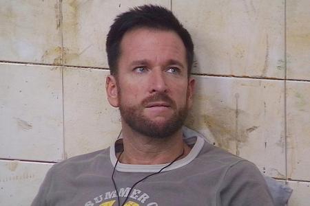 Mit etwas feuchten Augen sieht Michael Wendler dabei zu, wie der obere Bereich über ihn urteilt