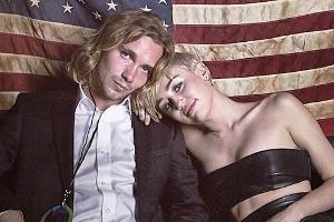Miley Cyrus kuschelt mit ihrem Jesse