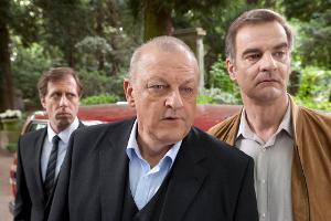 Manni (Heinrich Schafmeister, r.), Wilsberg (Leonard Lansink, M.) und Ekki (Oliver Korittke) beschatten einen Verdächtigen