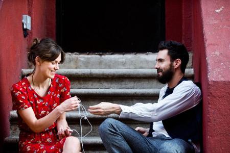 Gretta (Keira Knighley) und Dave (Adam Levine) nähern sich nach ihrer Trennung wieder an