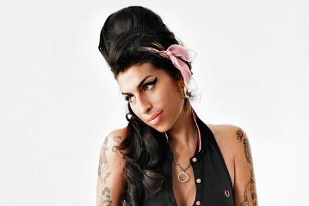 Amy Winehouse im Jahr 2010 mit ihrer berühmten Bienenkorb-Frisur
