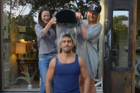 Kaltes klares Wasser über Elyas M'Bareks Körper