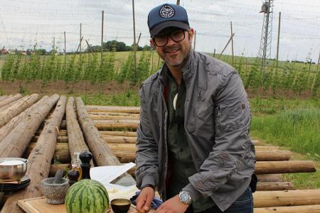 Tarik Rose in seinem Element: Kochen. Mit größter Sorgfalt und Liebe bereitet er eine leckere Mahlzeit zu.