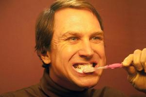 Kai Korthals (Lars Eidinger) verwendet die Zahnbürste seines Opfers