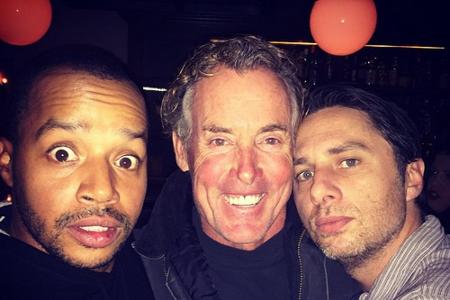 Zach Braff (r.) ist hoch erfreut darüber, seine Kollegen John C. McGinley und Donald Faison (l.) wiederzusehen
