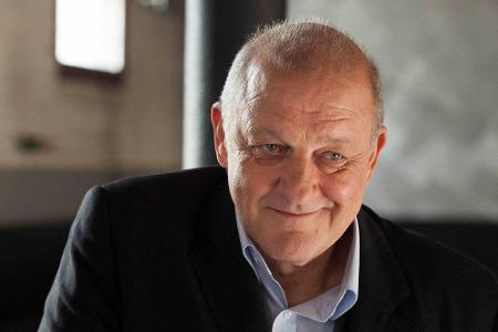 Georg Wilsberg (Leonard Lansink) tauscht die Dienstwaffe gegen das Smartphone