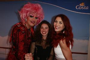 Schiff ahoi! Oliva Jones (l.) und Fiona Erdmann (r.) mit einem Gast auf der "Movie meets Media"-Party