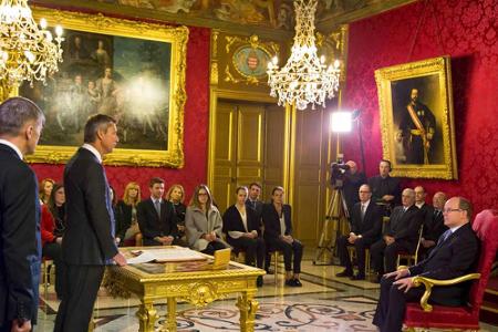 Die Geburtsturkunde für die Zwillinge ist unterzeichnet: Vater und Fürst Albert II. (re.) samt der Familienmitglieder Prinze...