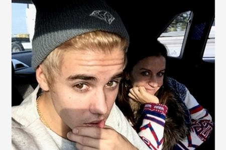 Justin Bieber auf einem Selfie mit seiner Mutter