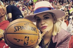 So schön mit einem Basketball posen, kann auch nur Rita Ora