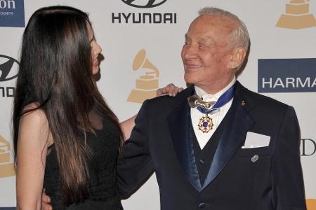 Alter Charmeur: Buzz Aldrin mit Carolyn Hollingsworth auf einer Grammy-Party im Jahr 2013