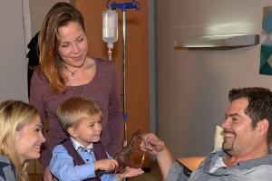 "GZSZ": Sophie, der kleine Oscar und Mieze verlegen das Weihnachtsfest kurzerhand ins Krankenhaus, nachdem Leon wegen seines...