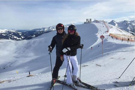 Mario Götze und Ann-Kathrin Brömmel haben Spaß im Skiurlaub