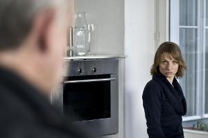 Patricia, die Tochter  des Todesopfers Olaf Mühlhaus, vermutet den Kommissaren Ritter und Stark gegenüber, dass die behandel...