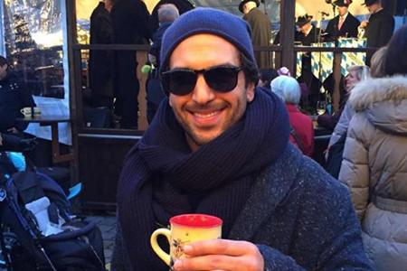 Mit Sonnebrille auf der Nase schlendert Elyas M'Barek über den Weihnachtsmarkt