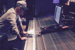 Ungewohntes Bild: Justin Bieber bei der Arbeit