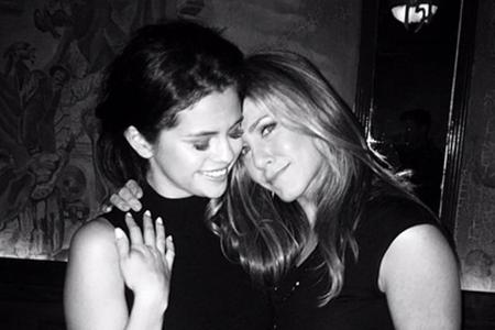 Selena Gomez (l.) mit ihrer Heldin Jennifer Aniston