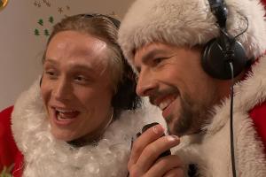 Matthias Schweighöfer gemeinsam mit Klaas Heufer-Umlauf als Nikoläuse