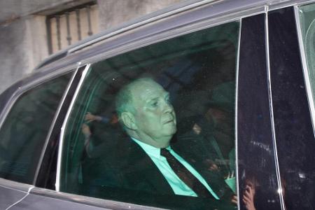 Uli Hoeneß verlässt nach der Urteilsverkündung das Gerichtsgebäude