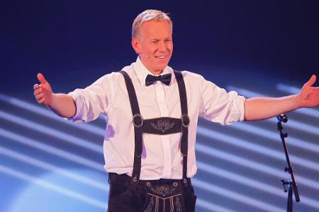 Johannes B. Kerner in ungewohnten Lederhosen bei der ZDF-Gala für Udo Jürgens
