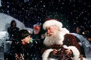 Als der Weihnachtsmann tot vom Dach fällt, kann Charlie (Eric Lloyd, l.) seinen Vater Scott (Tim Allen, r.) überreden, als S...