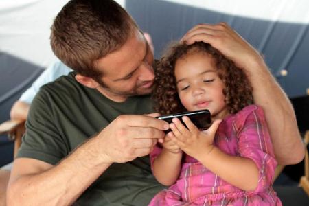 Vin Diesel veröffentlichte ein Bild seiner Tochter Hania Riley auf Facebook. Auf dem Foto kümmert sich sein Freund Paul Walk...