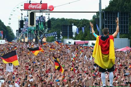 Nicht nur die Sportjournalisten, auch die Fans lieben die DFB-Elf: Bastian Schweinsteiger bei der Titelfeier in Berlin