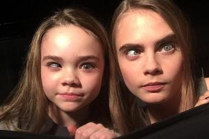 Hannah Alligood (l.) und Cara Delevingne als "Margo"