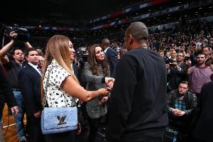 Herzogin Kate (Mitte) schien ganz gerührt, als sie Beyoncé (l.) und Jay Z bei einem NBA-Spiel traf